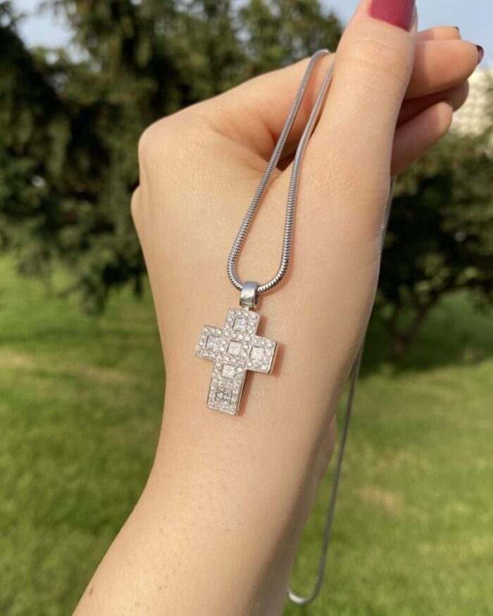 Cruciulita din aur alb de 18k cu diamante naturale 2.8ct
