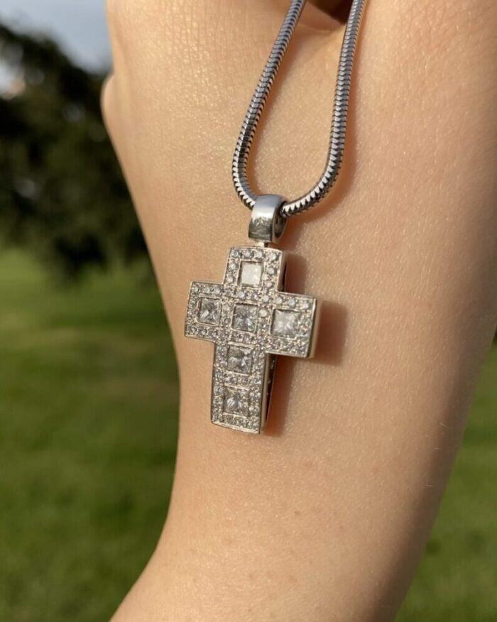 Cruciulita din aur alb de 18k cu diamante naturale 2.8ct