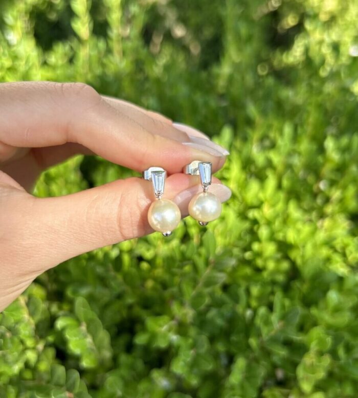 Cercei lungi din aur alb de 18k cu perlute si diamante naturale fancy