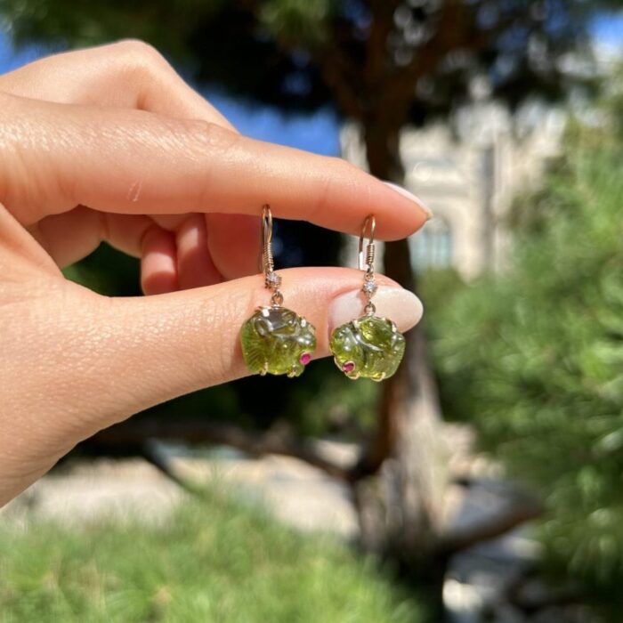 Cercei lungi din aur de 18k cu diamante, jad si rubine naturale