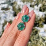 Cercei din aur alb de 14k cu diamante si smaralde naturale