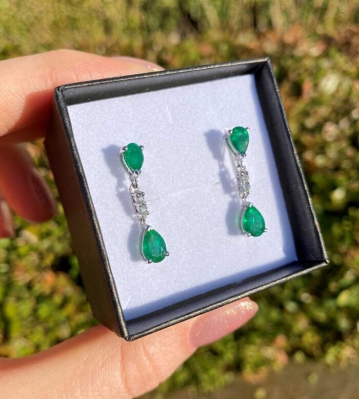 Cercei lungi din aur alb de 14k cu smaralde si diamante naturale