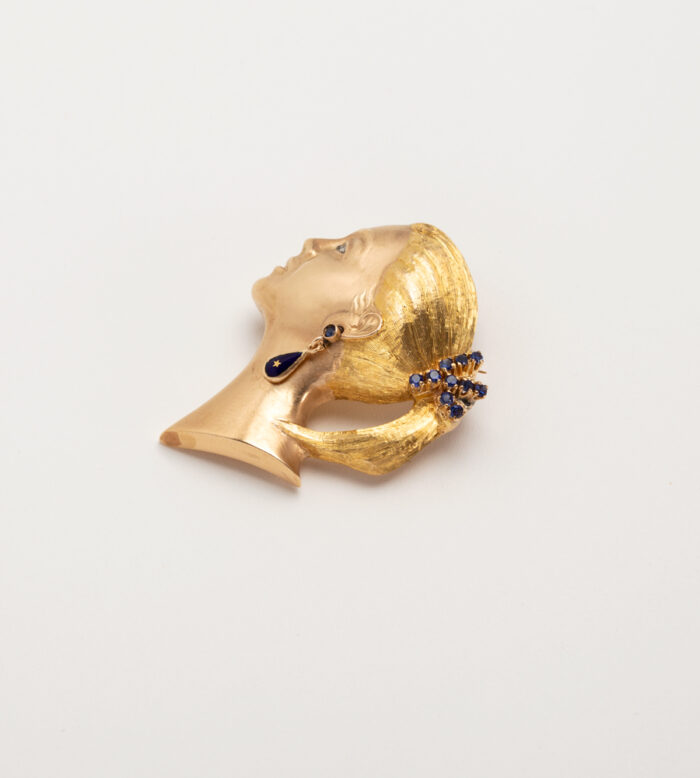 Brosa cap de femeie din aur galben de 18k cu diamant si safire