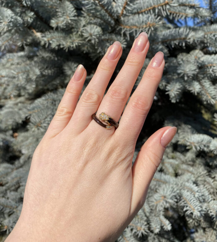 Inel sarpe din aur de 18k cu email si diamante naturale