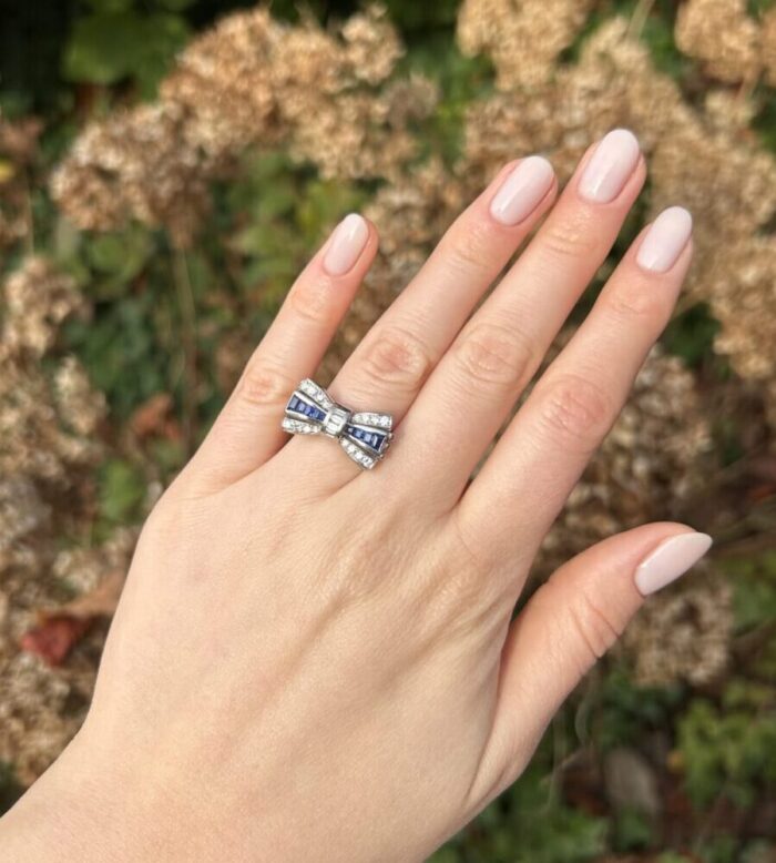 Inel vintage cu fundita din aur alb de 14k cu safire si diamante naturale