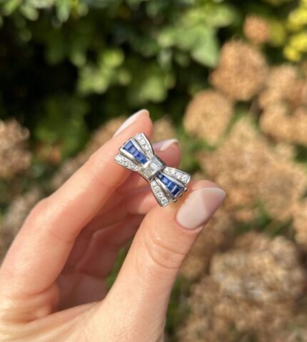 Inel vintage cu fundita din aur alb de 14k cu safire si diamante naturale