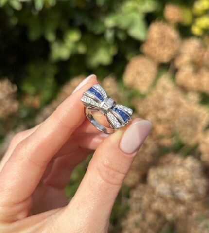 Inel vintage cu fundita din aur alb de 14k cu safire si diamante naturale