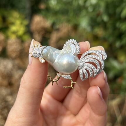 Brosa cocos, creatie din aur de 14k cu perla baroc si diamante naturale