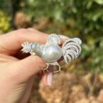 Brosa cocos, creatie din aur de 14k cu perla baroc si diamante naturale
