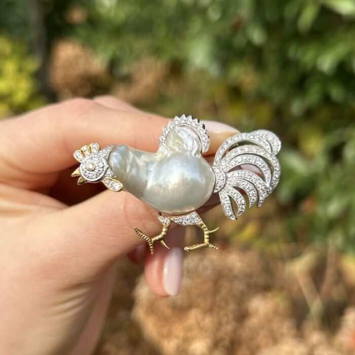 Brosa cocos, creatie din aur de 14k cu perla baroc si diamante naturale