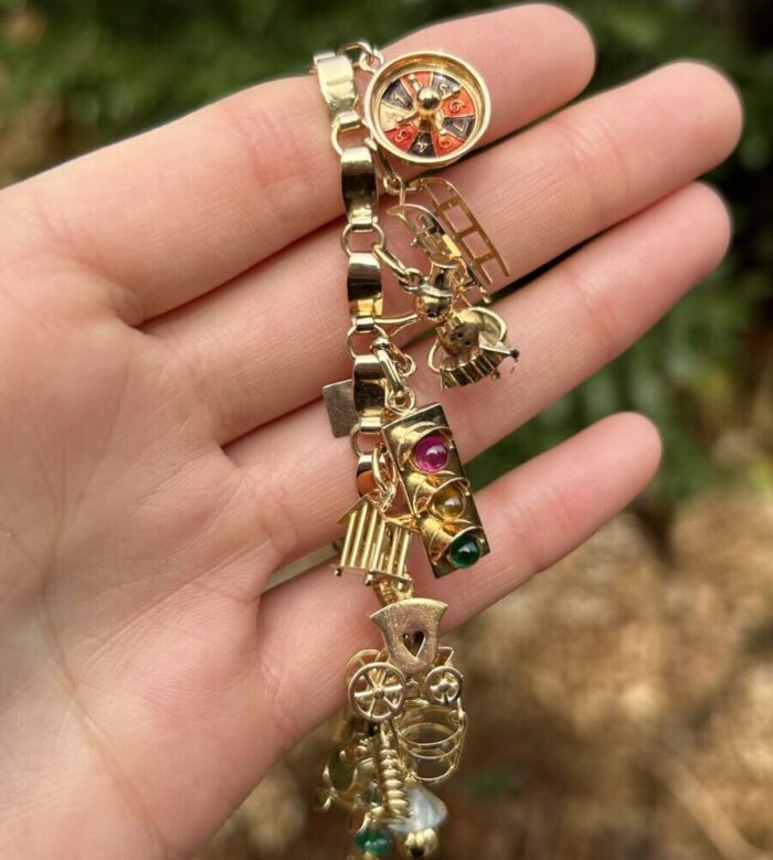 Bratara vintage cu talismane din aur de 18k 