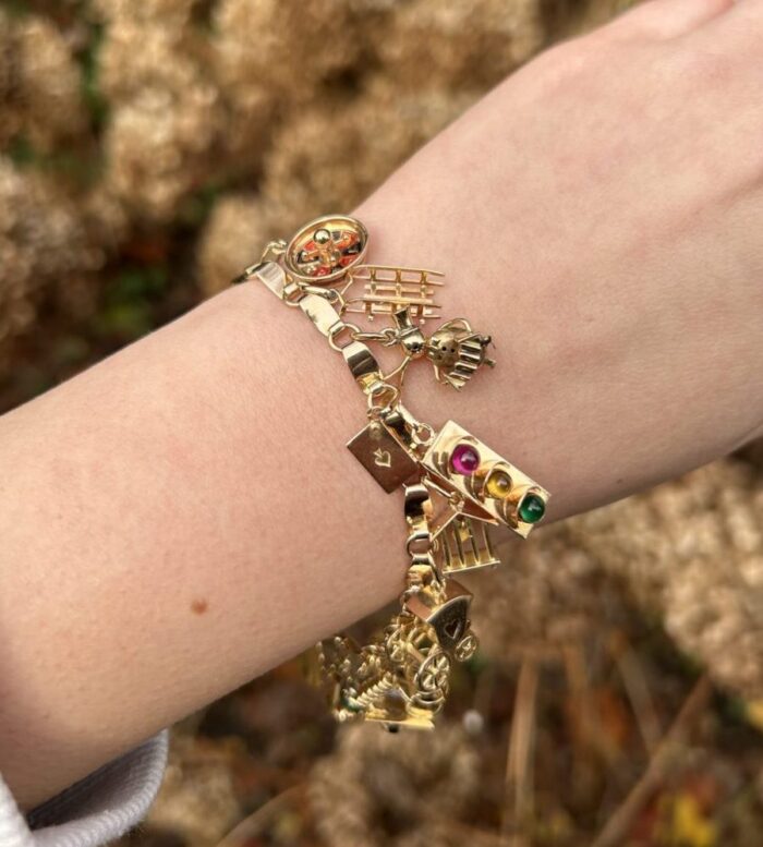 Bratara vintage cu talismane din aur de 18k 