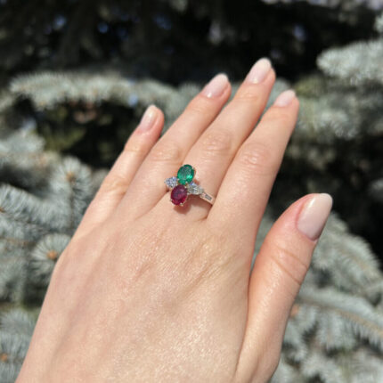 Inel din aur alb de 18k cu smarald, rubin si diamante naturale