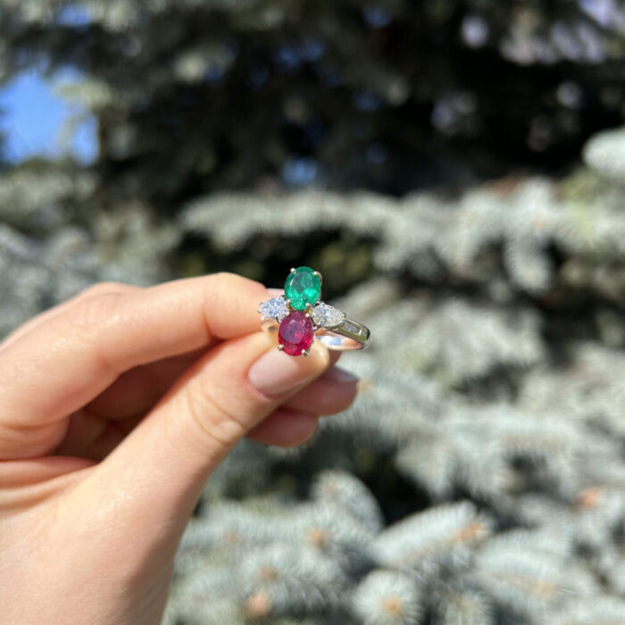 Inel din aur alb de 18k cu smarald, rubin si diamante naturale