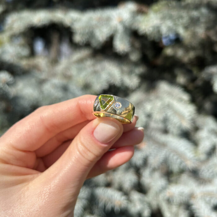 Inel din aur de 18k cu peridot si diamante naturale