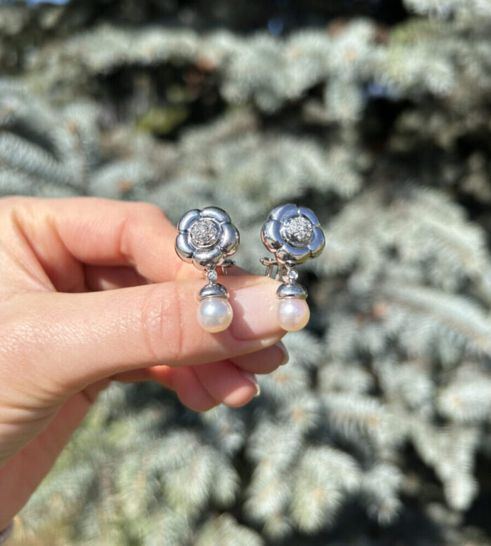 Cercei lungi clips din aur alb de 18k cu perle si diamante naturale