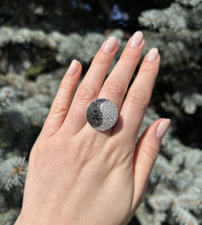 Inel Yin si Yang din aur alb de 18k cu diamante albe si negre