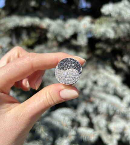 Inel Yin si Yang din aur alb de 18k cu diamante albe si negre