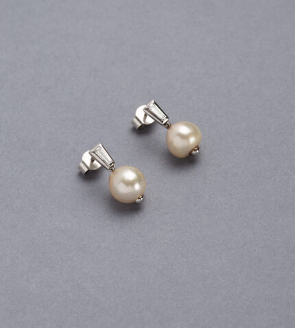 Cercei lungi din aur alb de 18k cu perlute si diamante naturale fancy