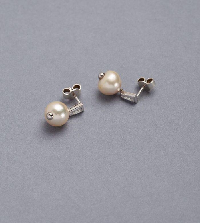 Cercei lungi din aur alb de 18k cu perlute si diamante naturale fancy