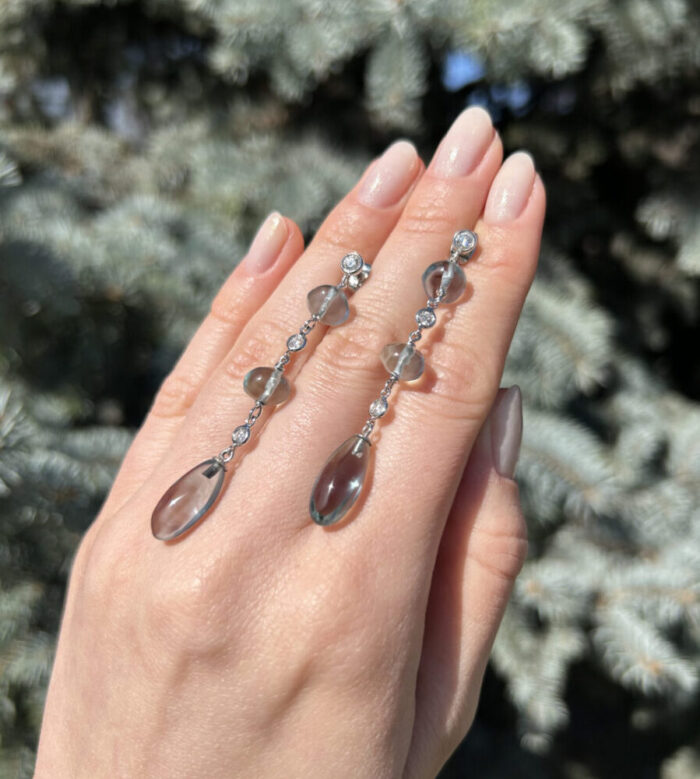 Cercei lungi din aur alb de 18k cu acvamarin si diamante naturale