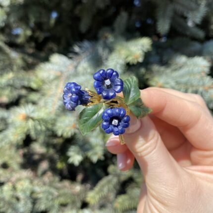Brosa aur de 18k cu diamante si flori sculptate in ametist