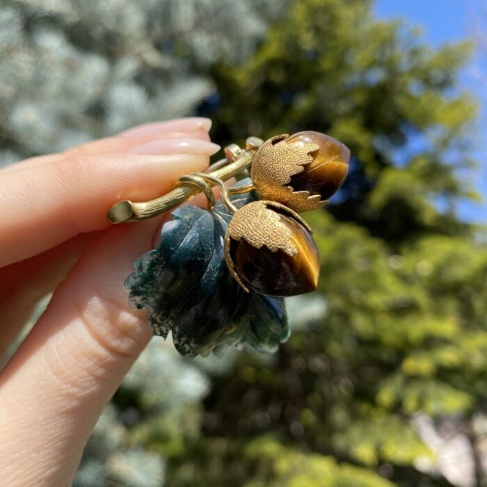 Brosa vintage din aur de 18k cu agat de muschi sculptat si ochi de tigru