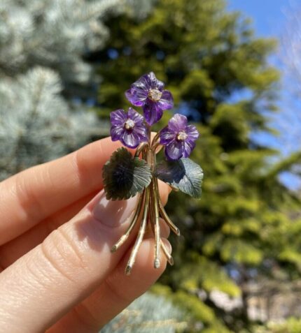 Brosa aur de 14k cu diamante si toporasi sculptati in ametist si jad naturale