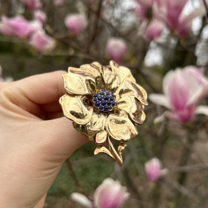 Brosa vintage lucrata manual din aur de 18k cu lapis lazuli 