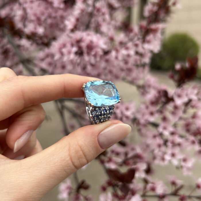 Inel din aur alb de 18k cu topaz natural si iolit