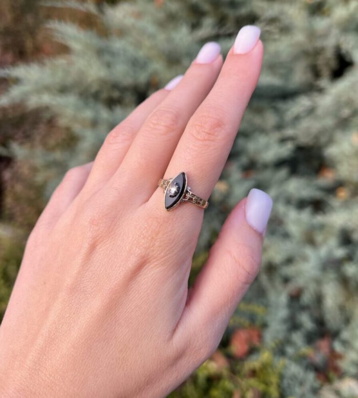 Inel marchiza din aur de 14k cu onix si diamant natural