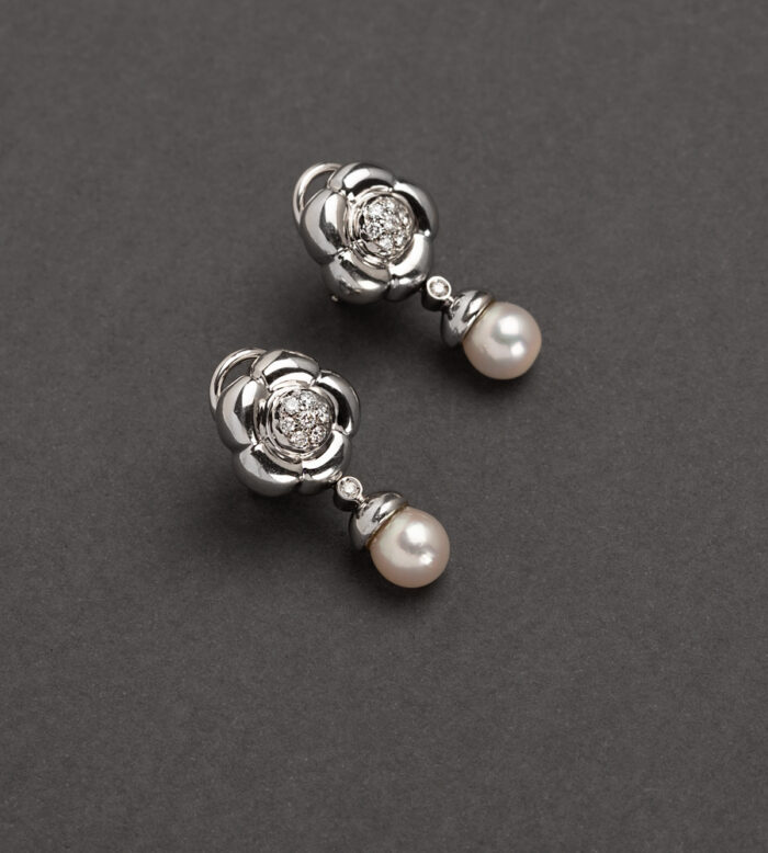 Cercei lungi clips din aur alb de 18k cu perle si diamante naturale