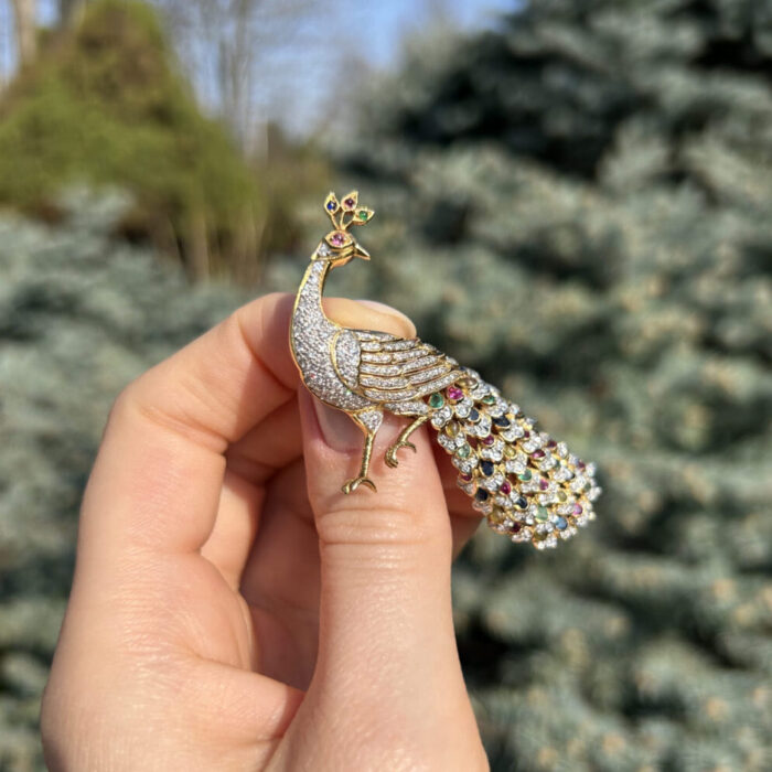 Brosa paun din aur de 18k cu smaralde, rubine, safire si diamante naturale