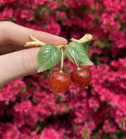 Brosa vintage din aur de 18k cu jad si carneol naturale