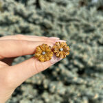 Cercei vintage din aur de 18k cu flori sculptate in ochi de tigru si diamante naturale