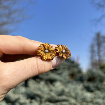 Cercei vintage din aur de 18k cu flori sculptate in ochi de tigru si diamante naturale