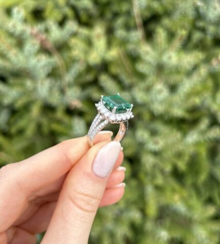 Inel din aur alb de 18k cu smarald si diamante naturale