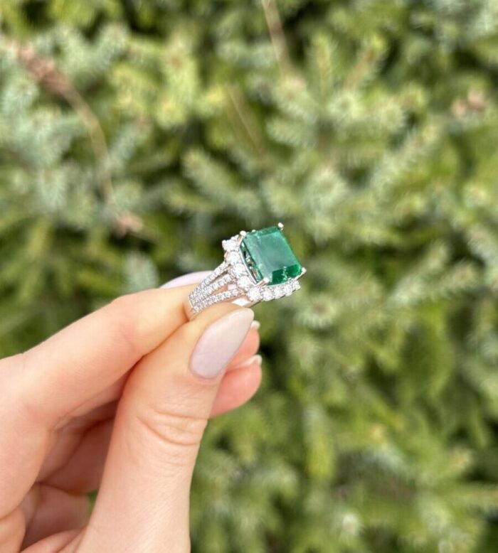 Inel din aur alb de 18k cu smarald si diamante naturale
