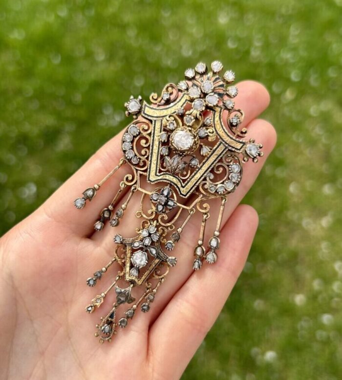 Brosa vintage din aur de 18k cu email negru si diamante naturale