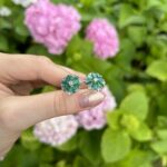 Cercei din aur alb de 14k cu diamante si smaralde naturale