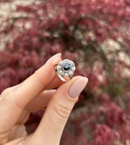 Inel Art Deco din aur alb de 18k cu safir si diamante naturale